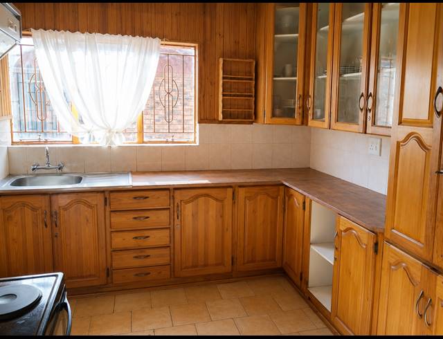 3 BEDROOM HOUSE FOR SALE IN SEBOKENG ZONE 10